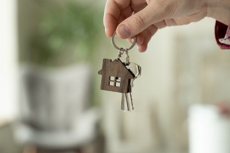 woman's hands holding the keys